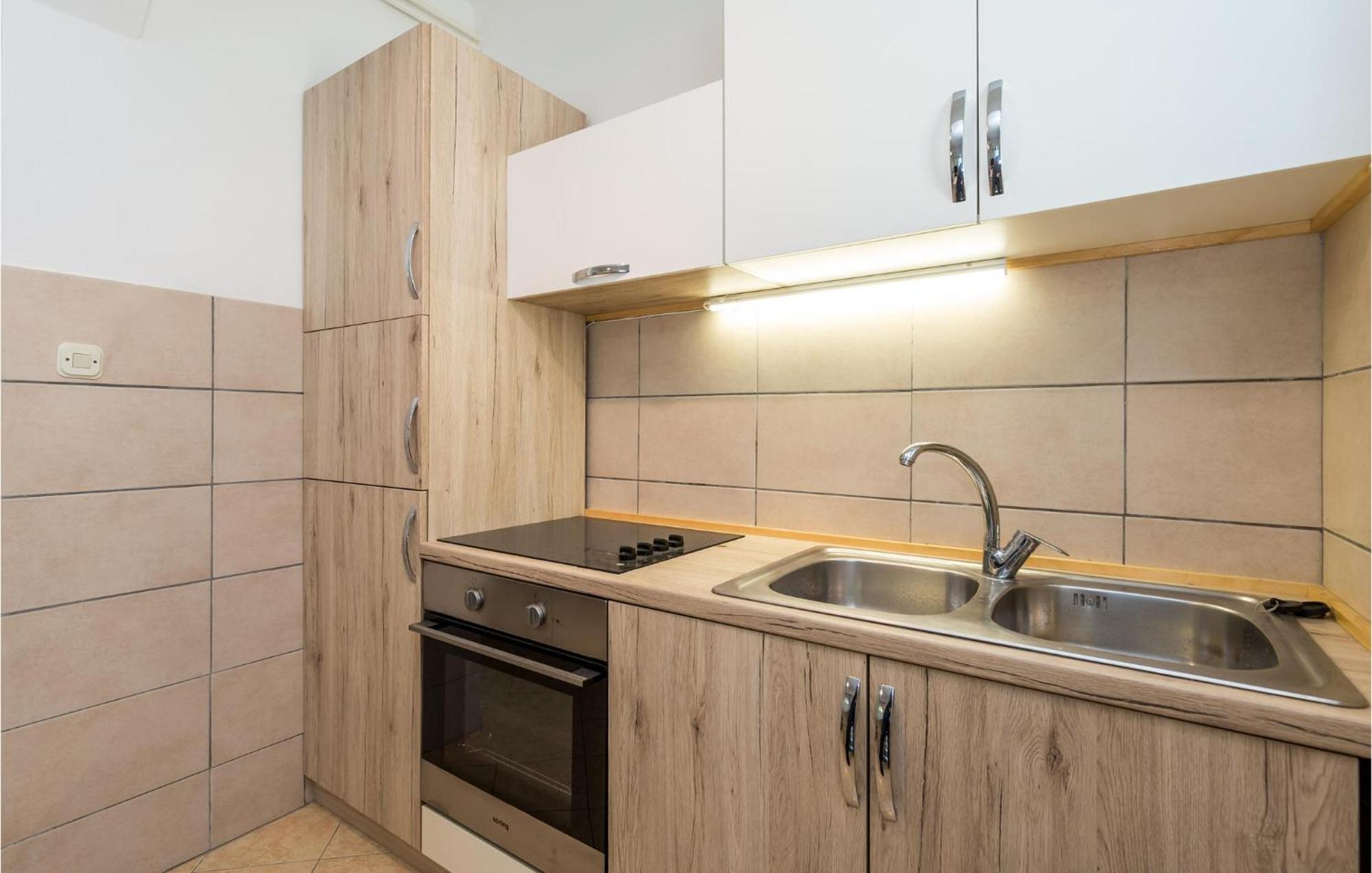 1 Bedroom Amazing Apartment In Kampor Ngoại thất bức ảnh