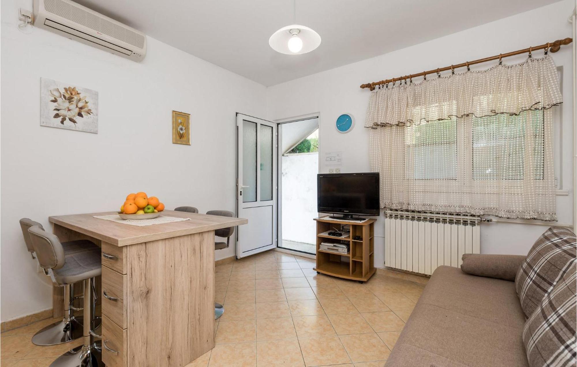 1 Bedroom Amazing Apartment In Kampor Ngoại thất bức ảnh