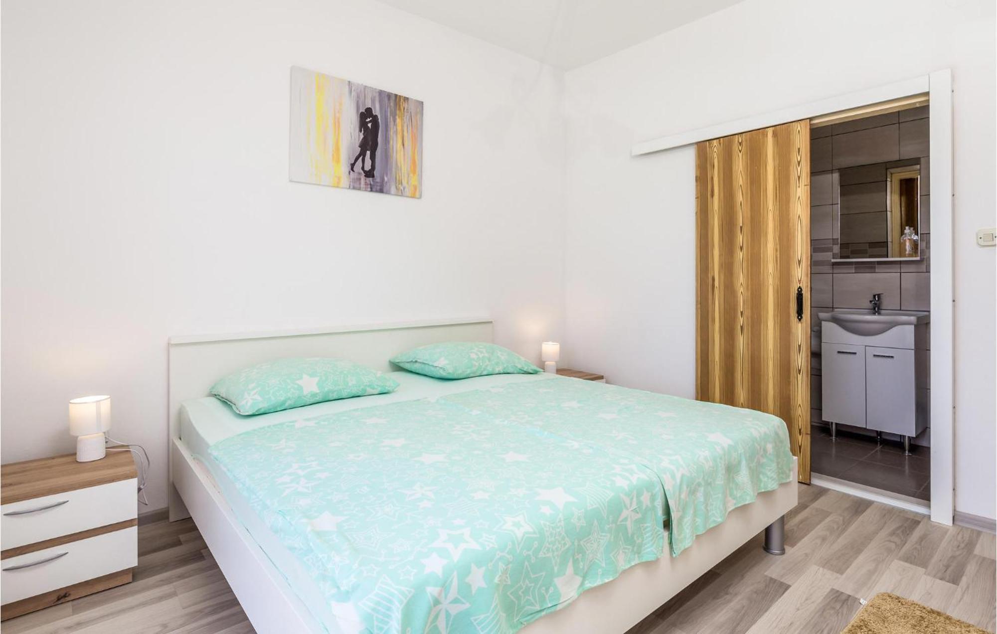 1 Bedroom Amazing Apartment In Kampor Ngoại thất bức ảnh